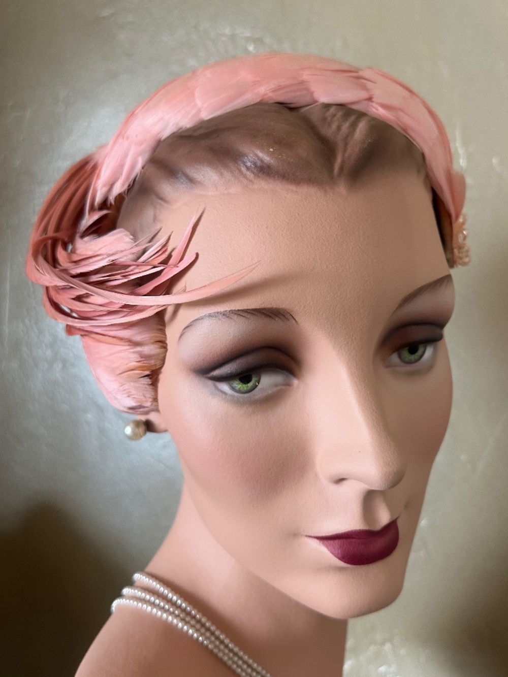 ELEGANT 1950s' PINK FEATHER COCKTAIL HAT WITH BEADED JEWEL - Picture 8 of 12